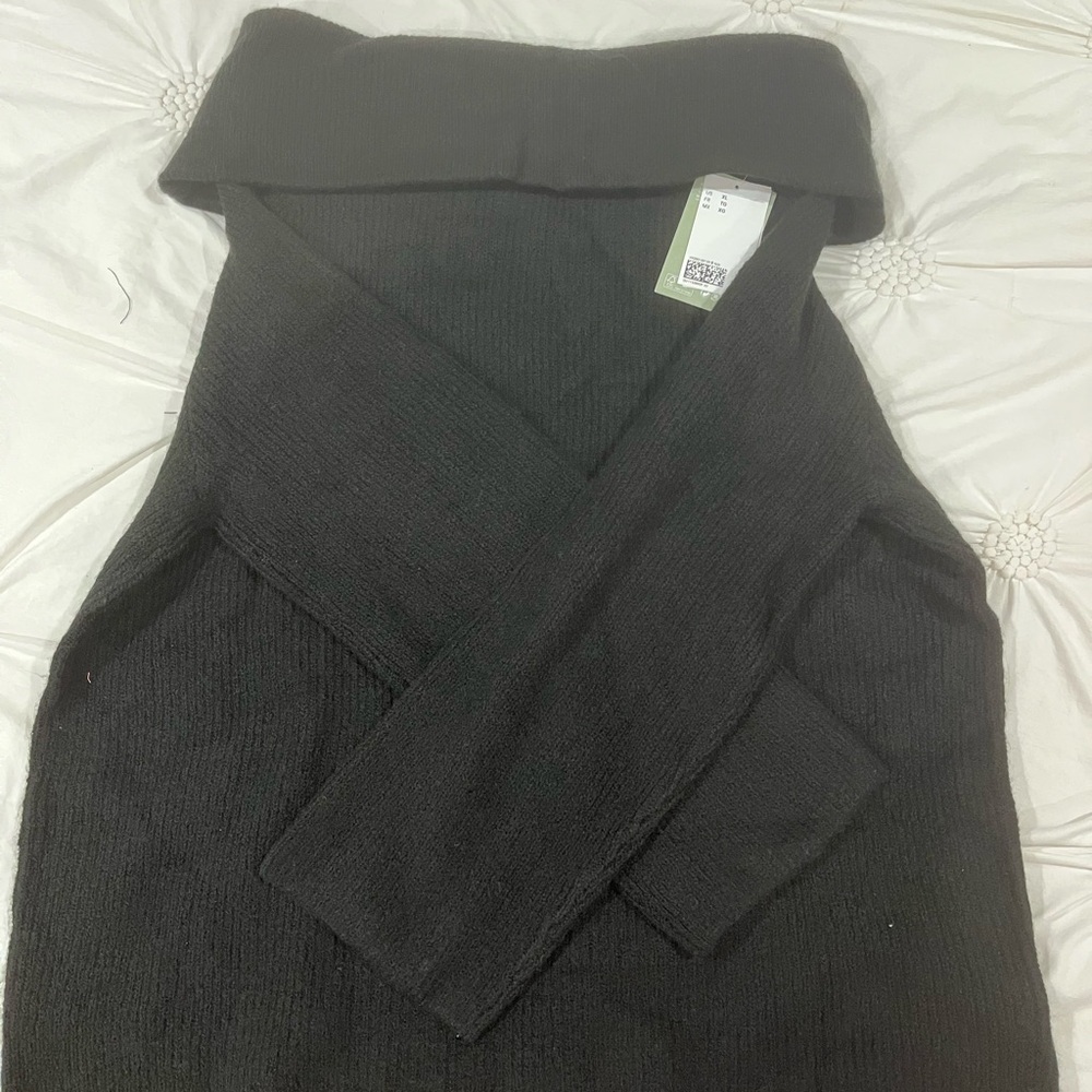 H&M Off-the-Shoulder Sweater - Picture 1 of 1